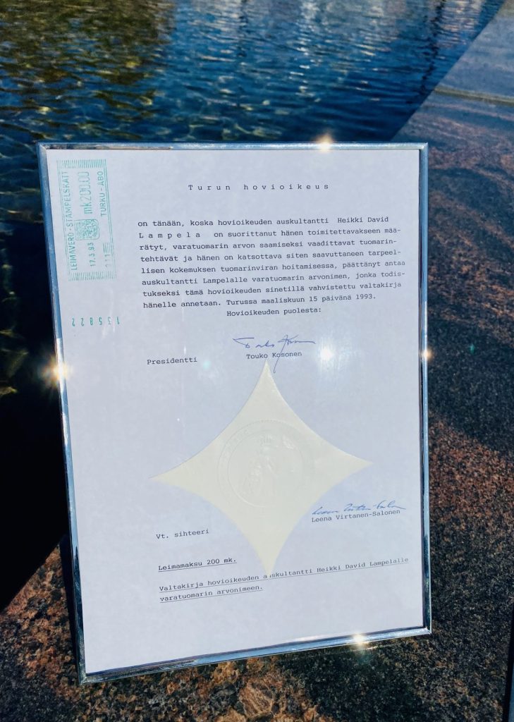 Todistus varatuomarin arvonimestä Rikosasianajaja Heikki Lampelalle.